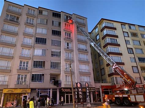 Apartmanda çıkan yangında 10 kişi dumandan etkilenerek hastanelik oldu